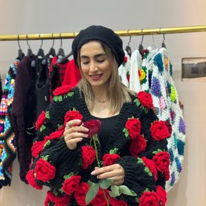 کاردیگن مشکی گل قرمز